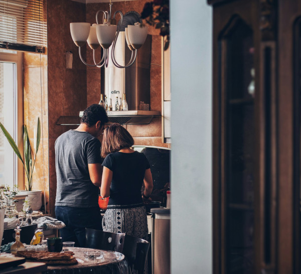 couple-de-dos-devant-cuisiniere