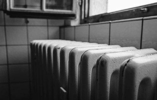 radiateur-electrique-banc-photo-en-noir-et-blanc