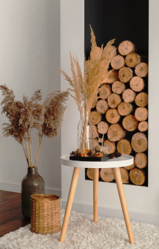 table-basse-design-devant-pile-de-buches-de-boisdans-enfoncement-mur