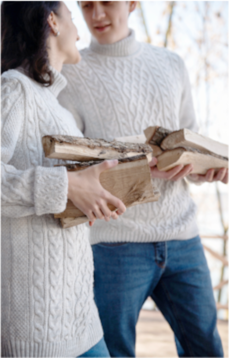 source-de-chaleur-couple-buche-bois couple-tenant-des-buches-de-bois-dans-les-mains-a-l'exterieur