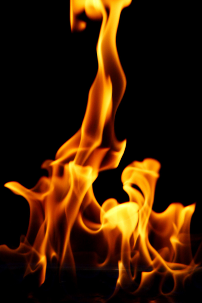 flamme-de-feu-sur-fond-noir