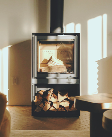 source-de-chaleur-poele-chauffage-bois gros-plan-poele-a-bois-illuminé-par-soleil