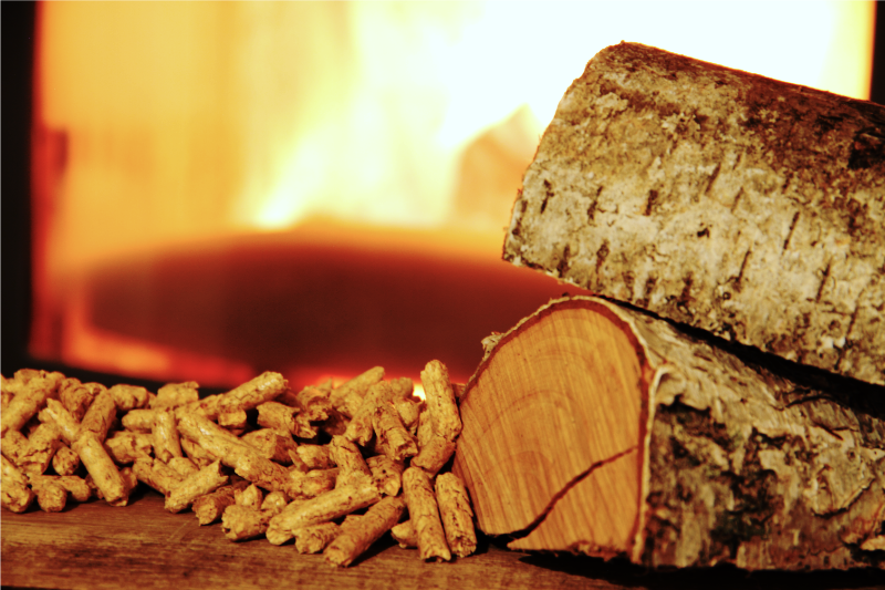 gros-plan-buche-granules-devant-flamme-de-poele-a-bois