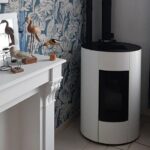 poele a bois blanc pres d'une cheminée deco