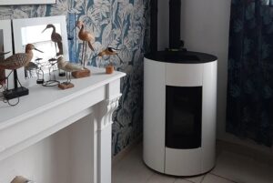 poele a bois blanc pres d'une cheminée deco